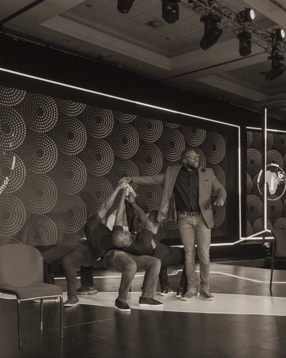 A team exercise mid-session on the main stage